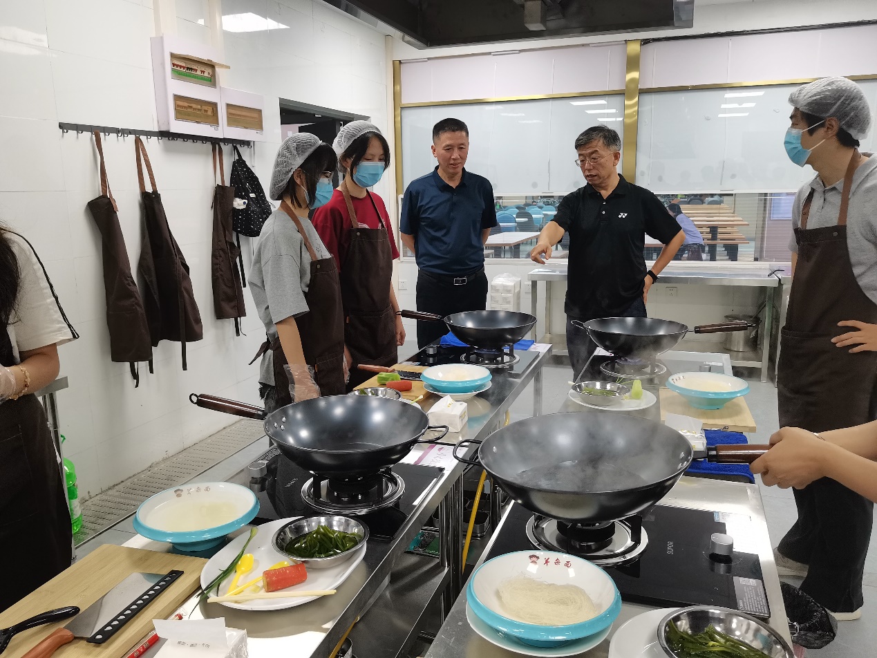 校领导走进劳动教育《重庆美食品鉴》课堂